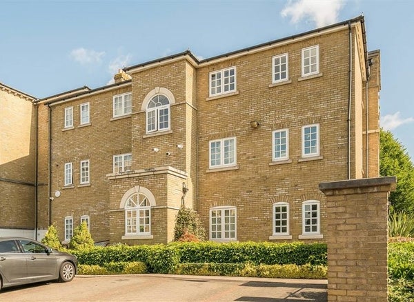 Flat Gilbert Close in London
