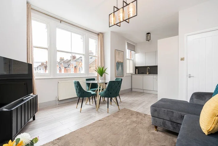 Flat Dunraven Road in Greater London