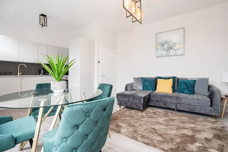 Flat Dunraven Road in Greater London