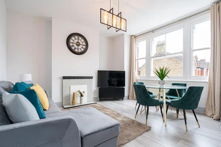 Flat Dunraven Road in Greater London