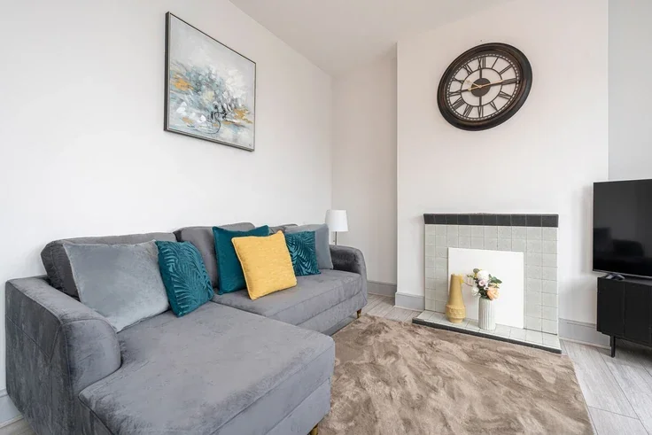 Flat Dunraven Road in Greater London