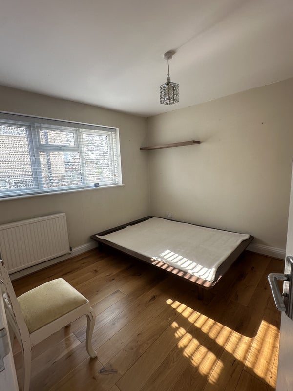 Room Downs Avenue in Greater London