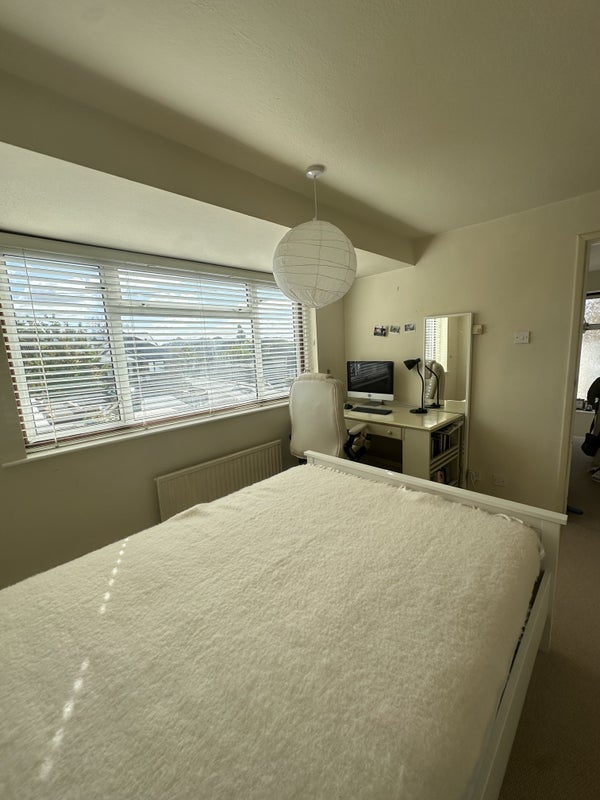 Room Downs Avenue in Greater London