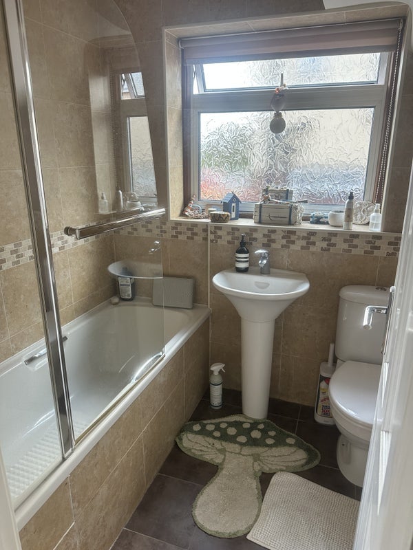 Room Downs Avenue in Greater London
