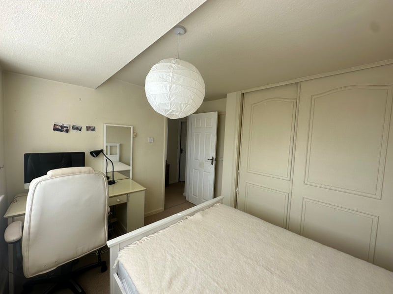 Room Downs Avenue in Greater London
