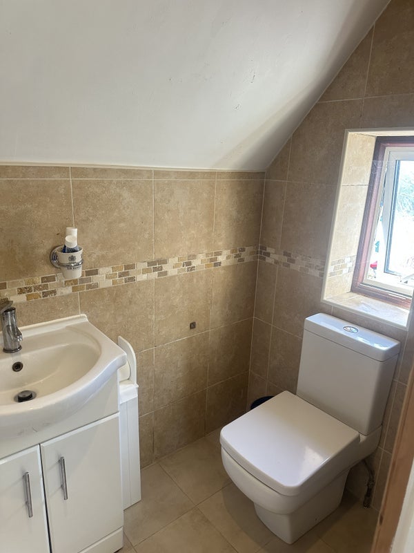 Room Downs Avenue in Greater London