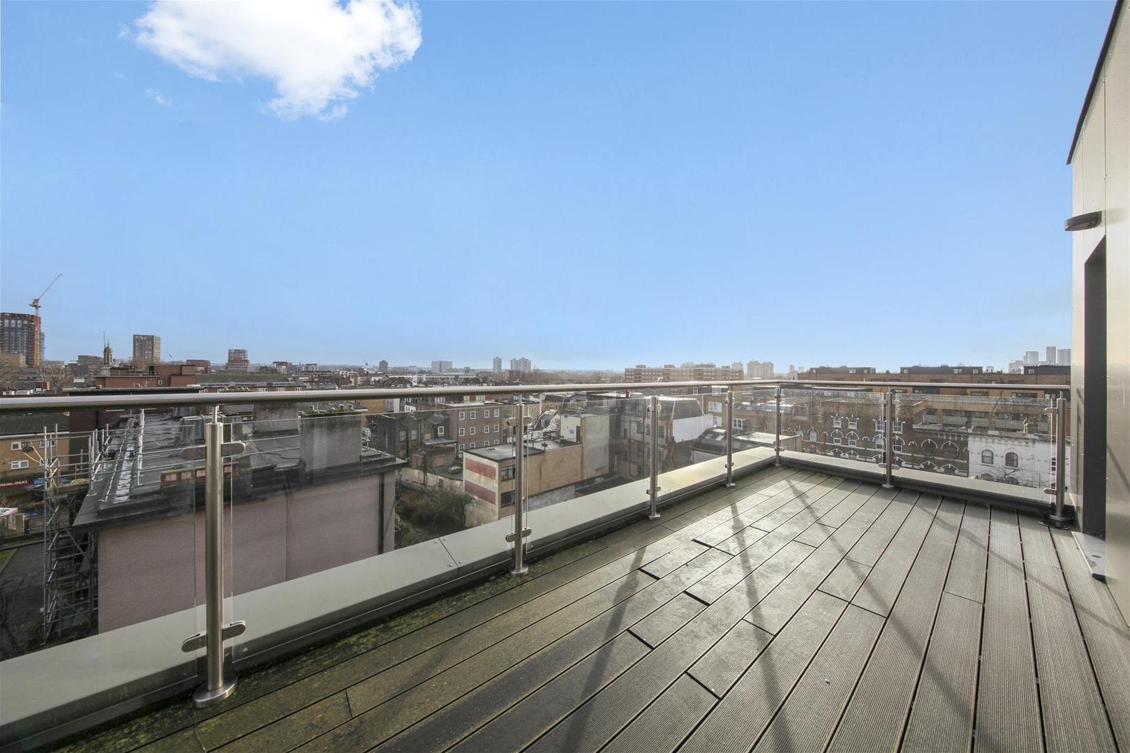 Flat Waleorde Road in Greater London