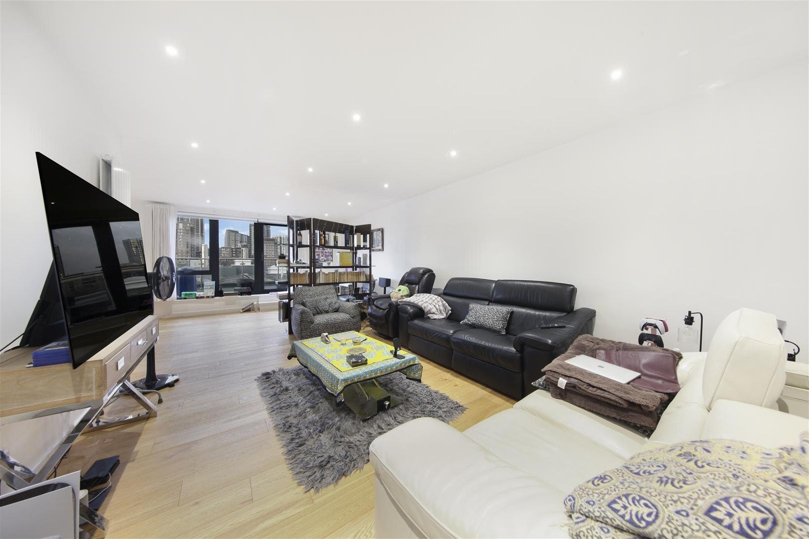 Flat Waleorde Road in Greater London