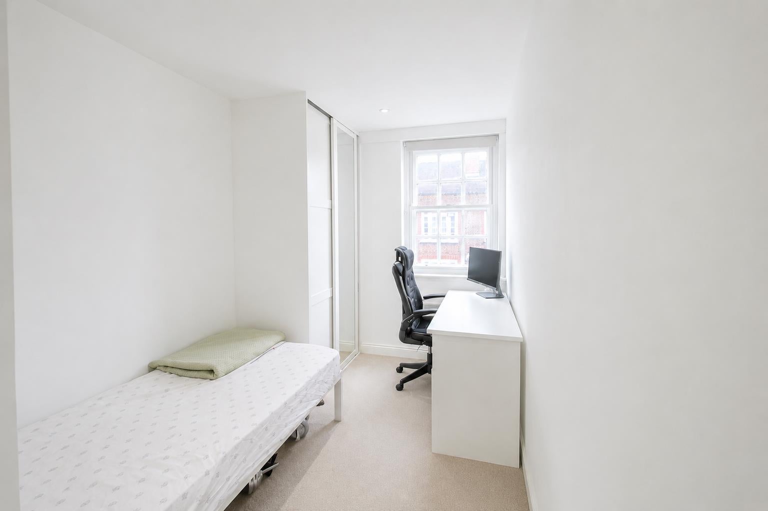 Flat Crendon Street in High Wycombe