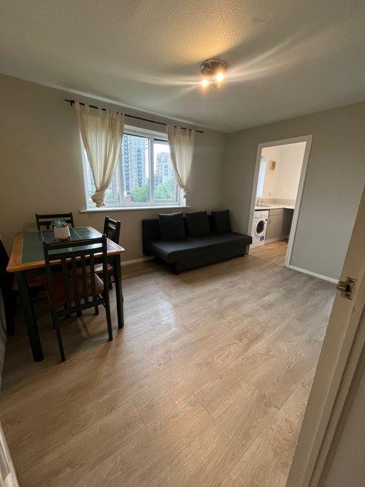 Flat Duncastle Court in Alvington