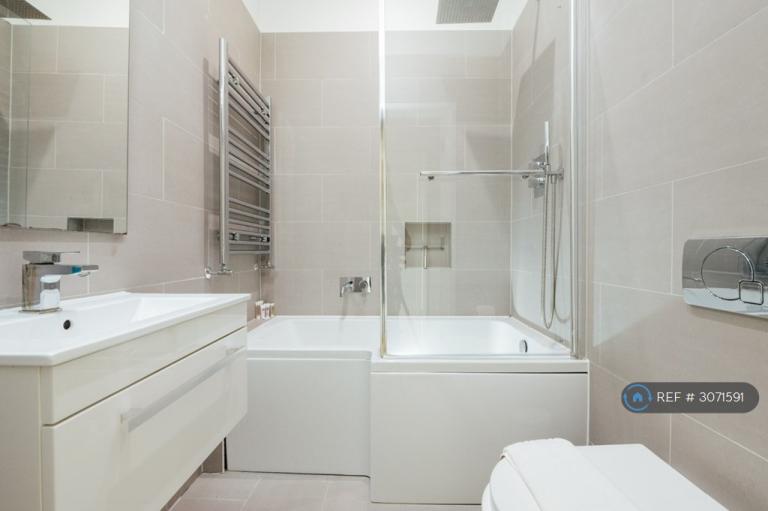 Flat Devonshire Road in Greater London