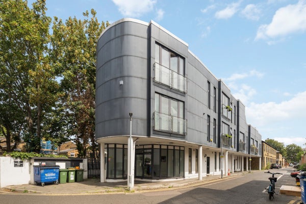 Flat Hatcham Park Road in London