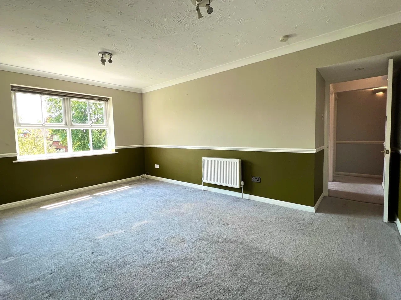 Flat Reading Road in Rushmoor