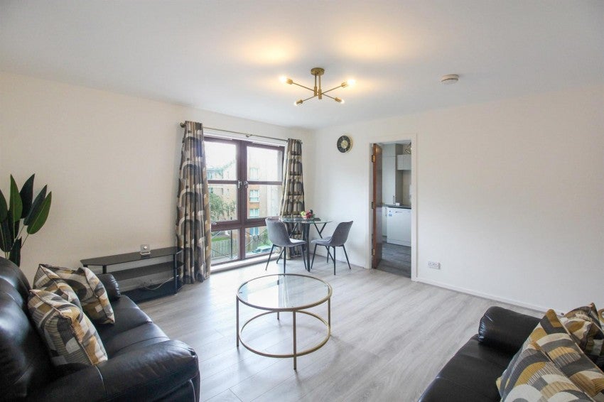 Flat Roslin Place in Aberdeen City