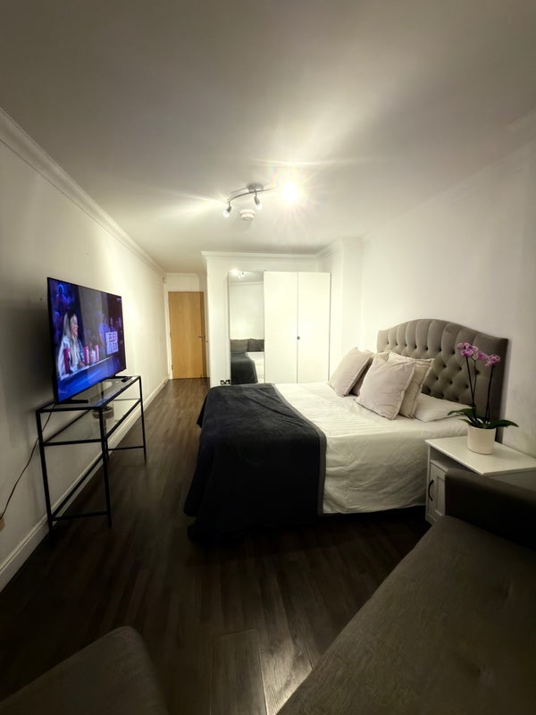 Room Hull Place in Greater London