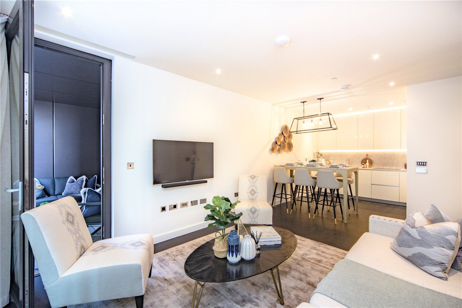 Flat Ponton Road in Greater London