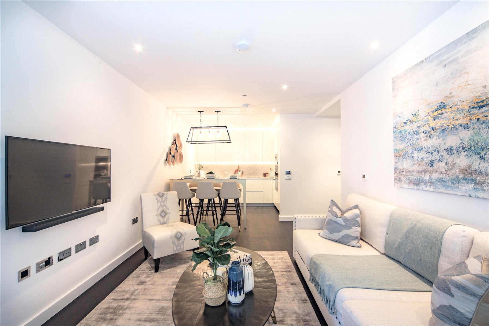 Flat Ponton Road in Greater London