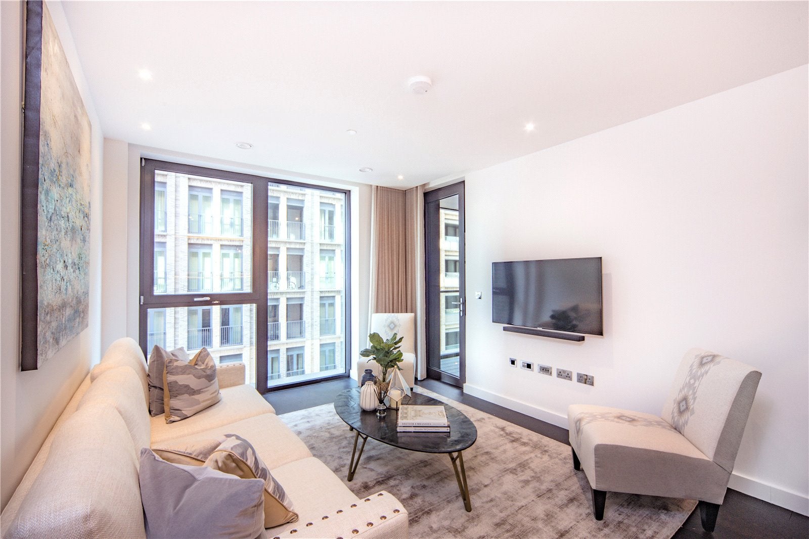Flat Ponton Road in Greater London