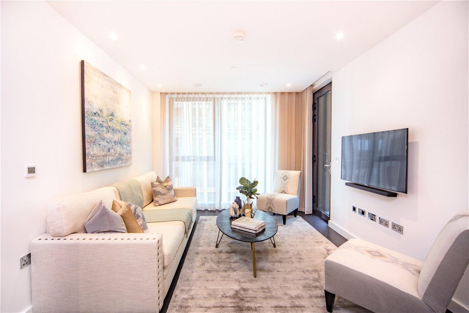 Flat Ponton Road in Greater London