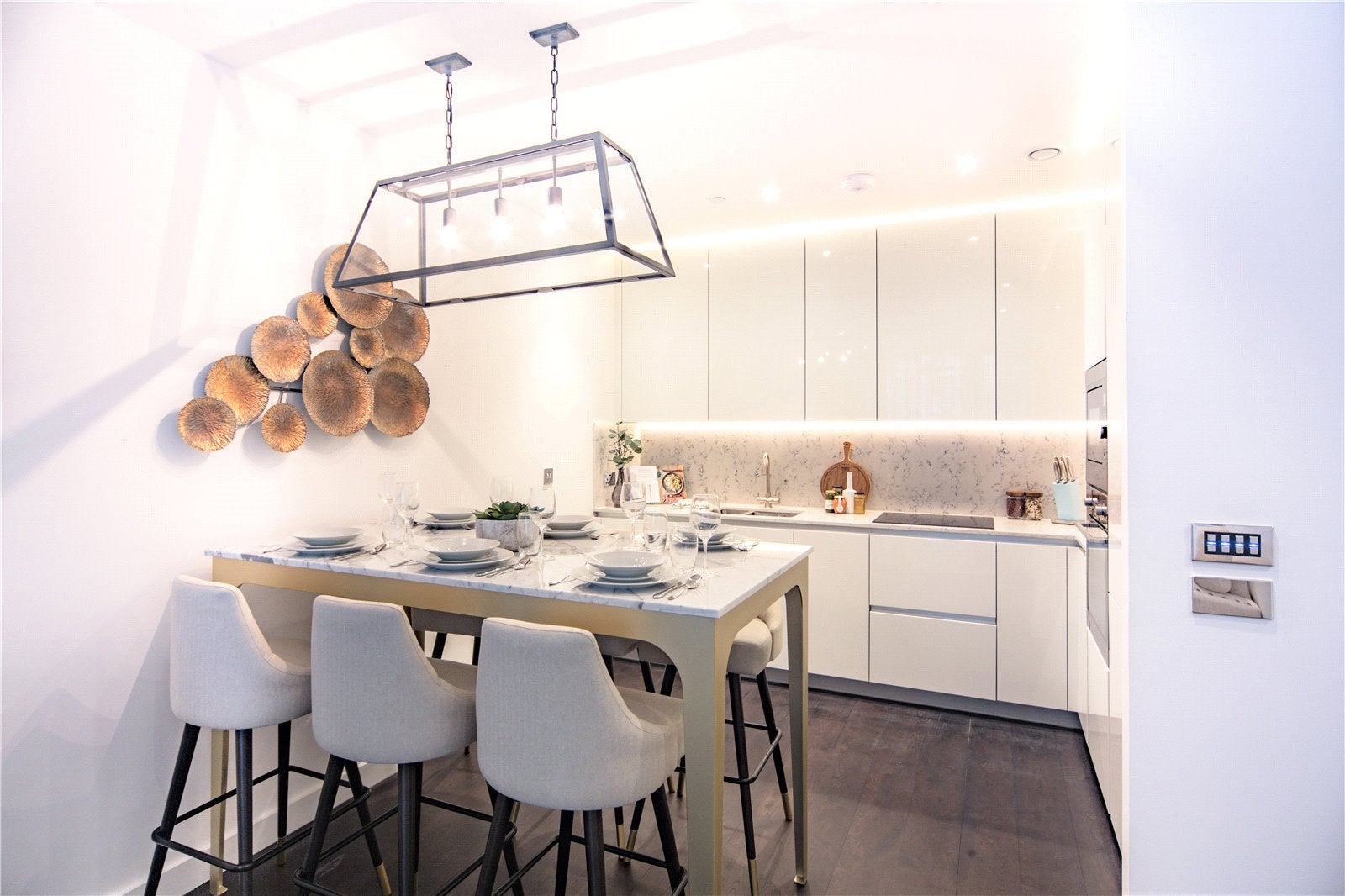 Flat Ponton Road in Greater London