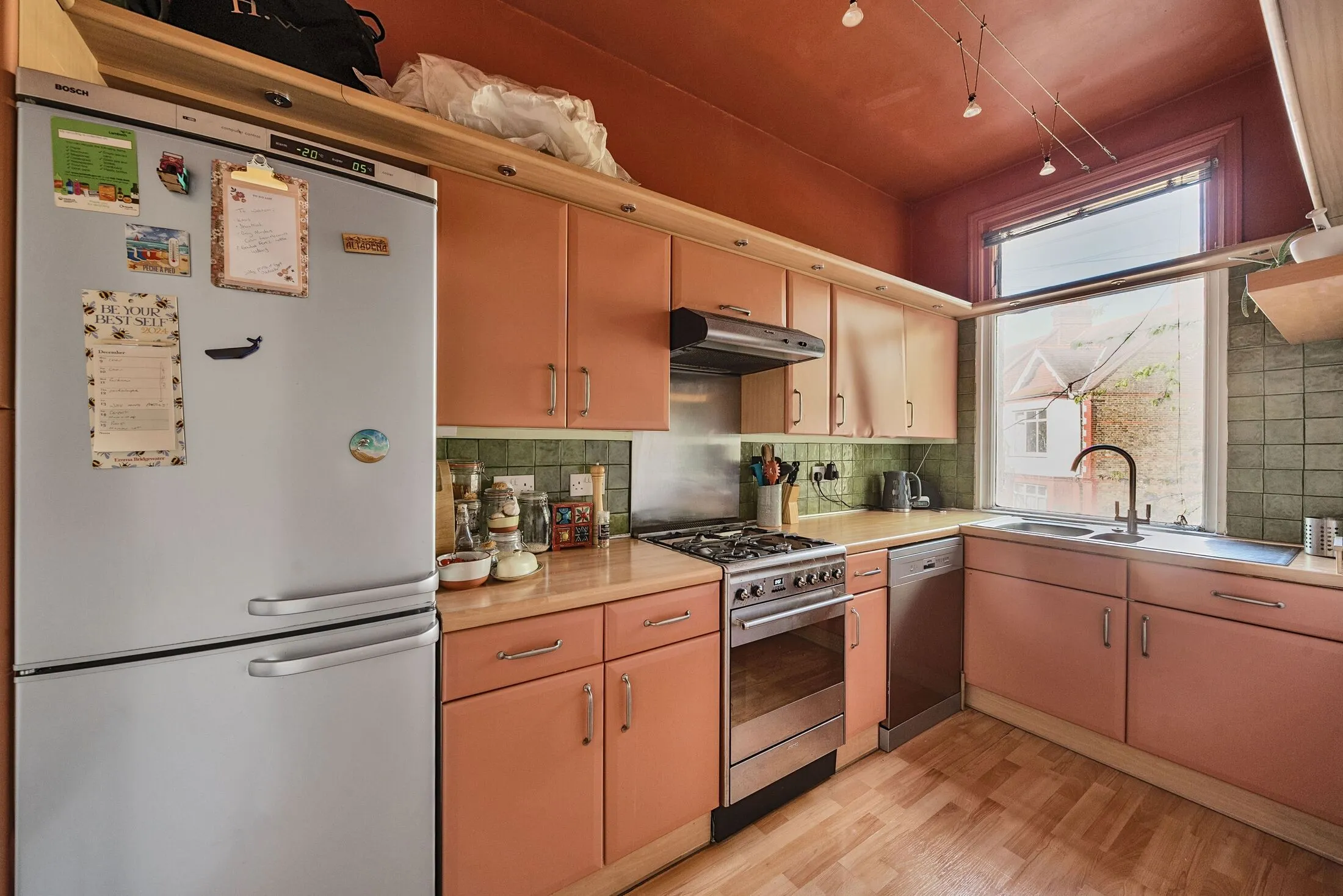 Flat Fernwood Avenue in Greater London