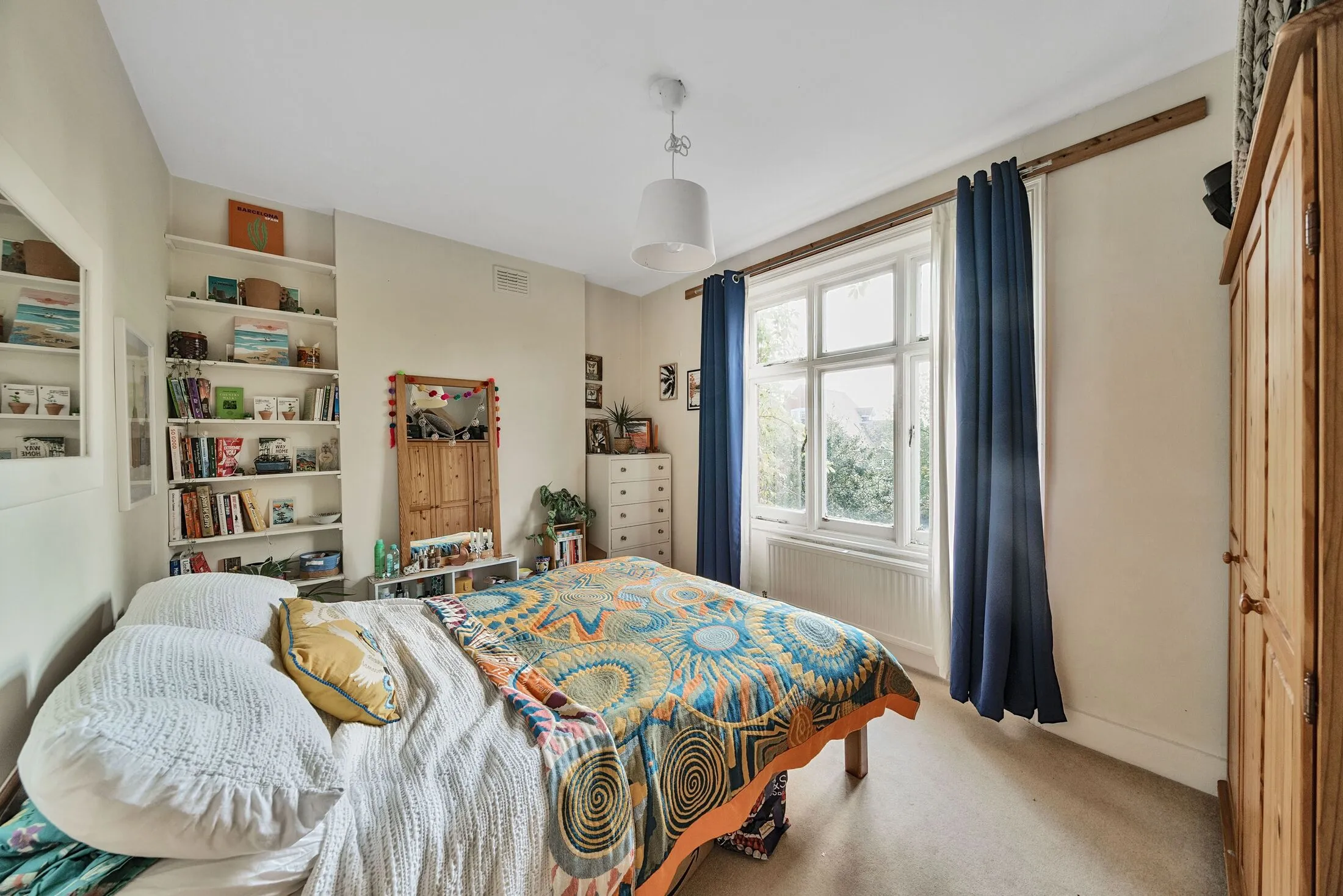 Flat Fernwood Avenue in Greater London