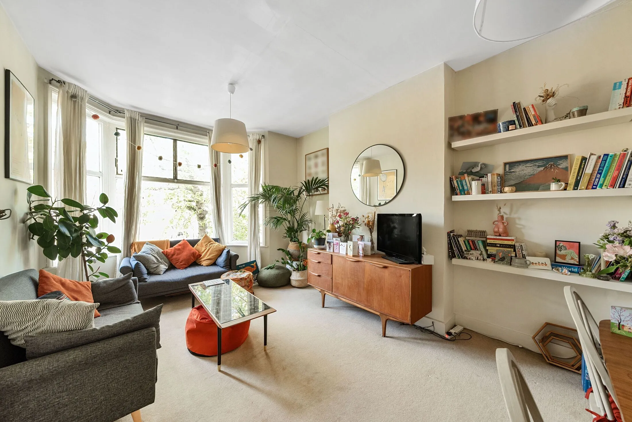 Flat Fernwood Avenue in Greater London
