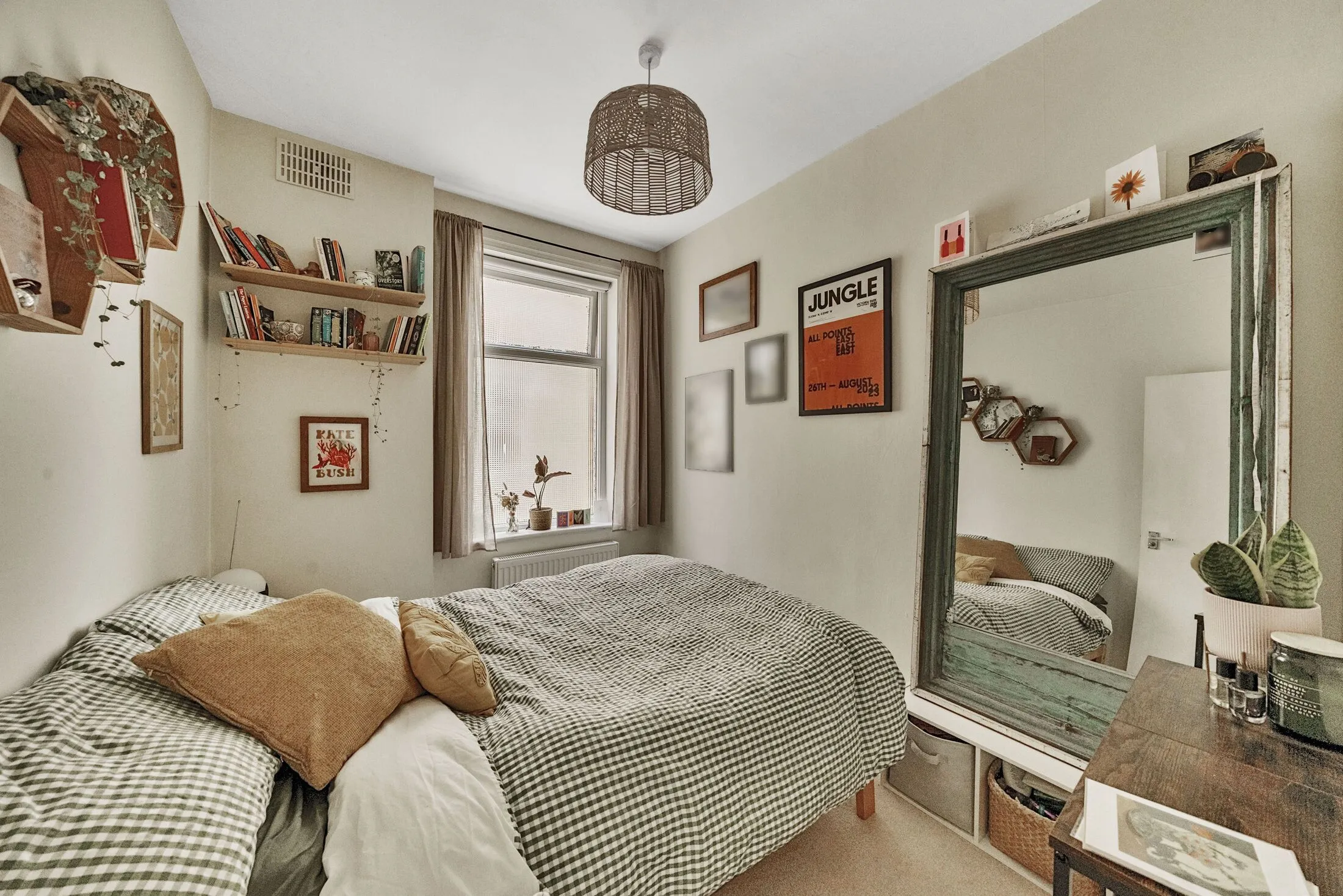 Flat Fernwood Avenue in Greater London