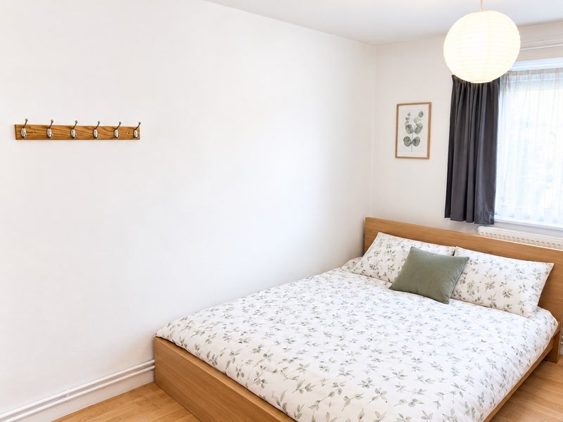 Room Ravens Way in Greater London