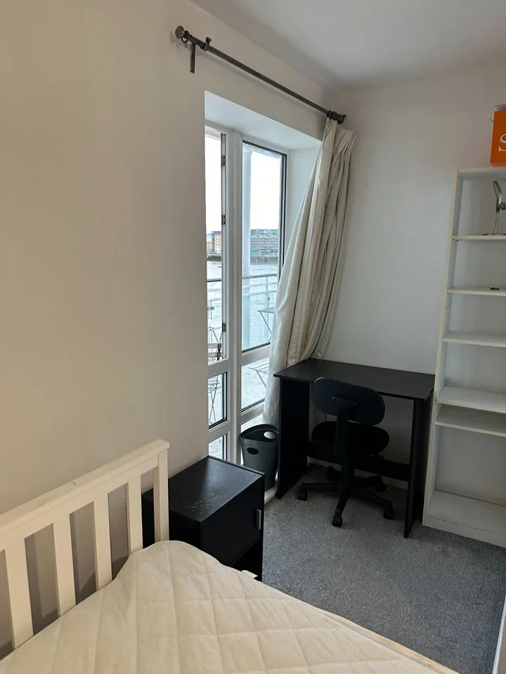 Room St. Davids Square in Greater London