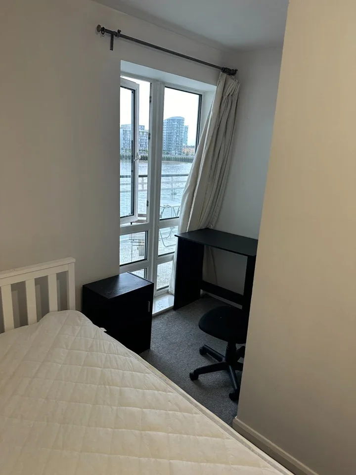 Room St. Davids Square in Greater London