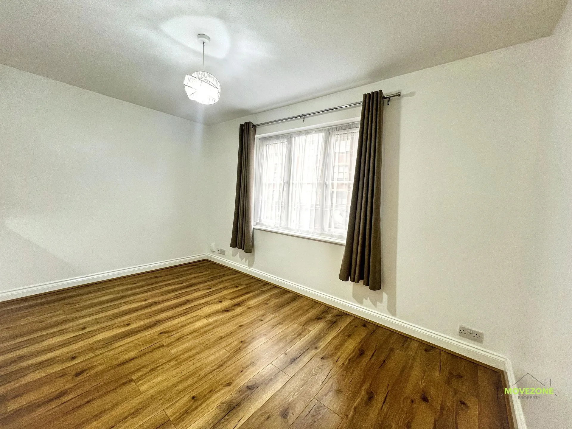 Flat Lowry Crescent in Greater London