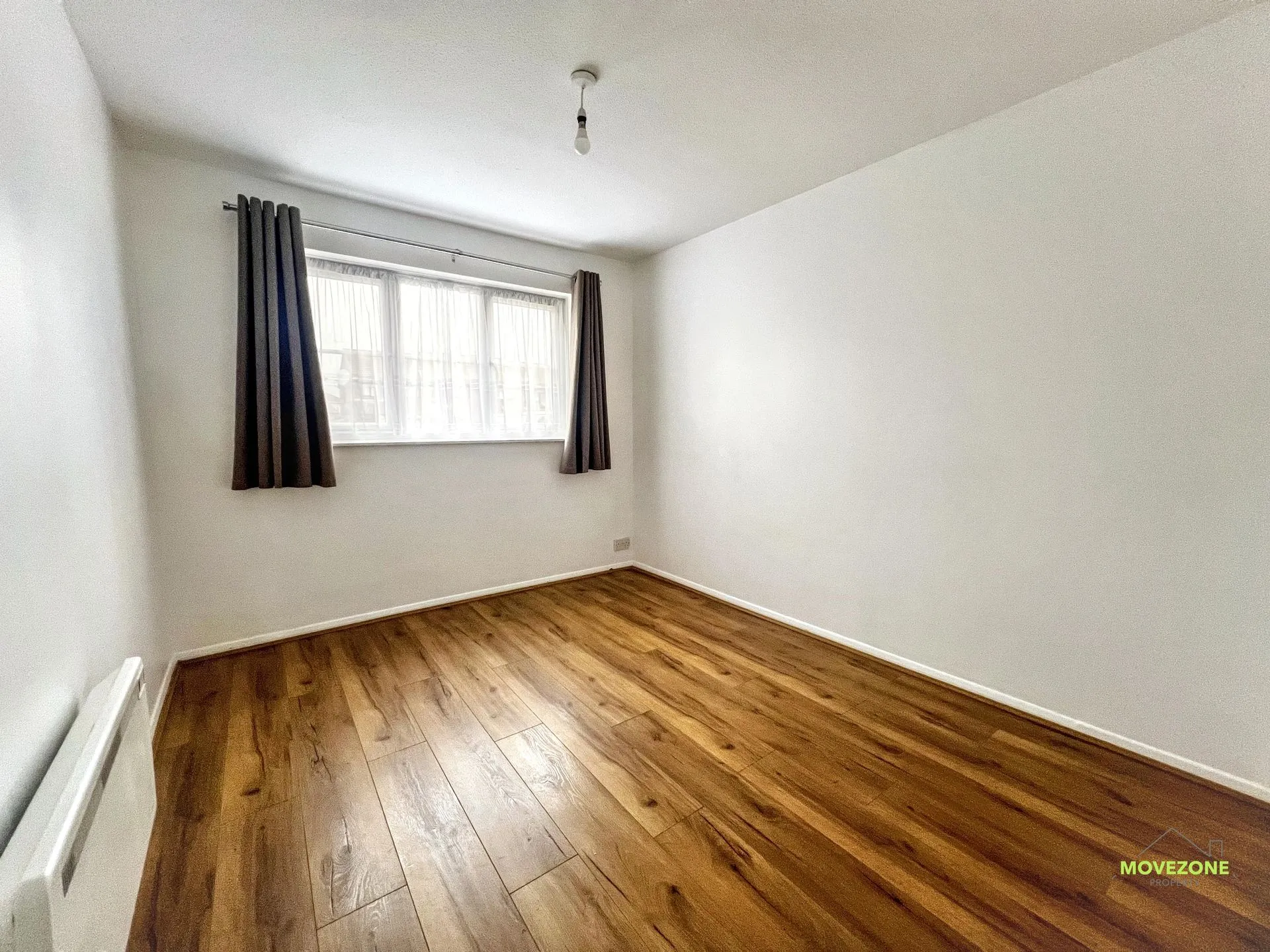 Flat Lowry Crescent in Greater London
