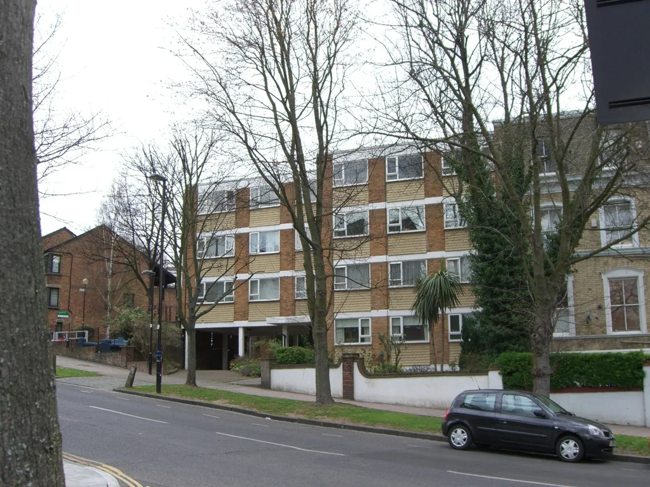 Flat Mount View Road in Greater London