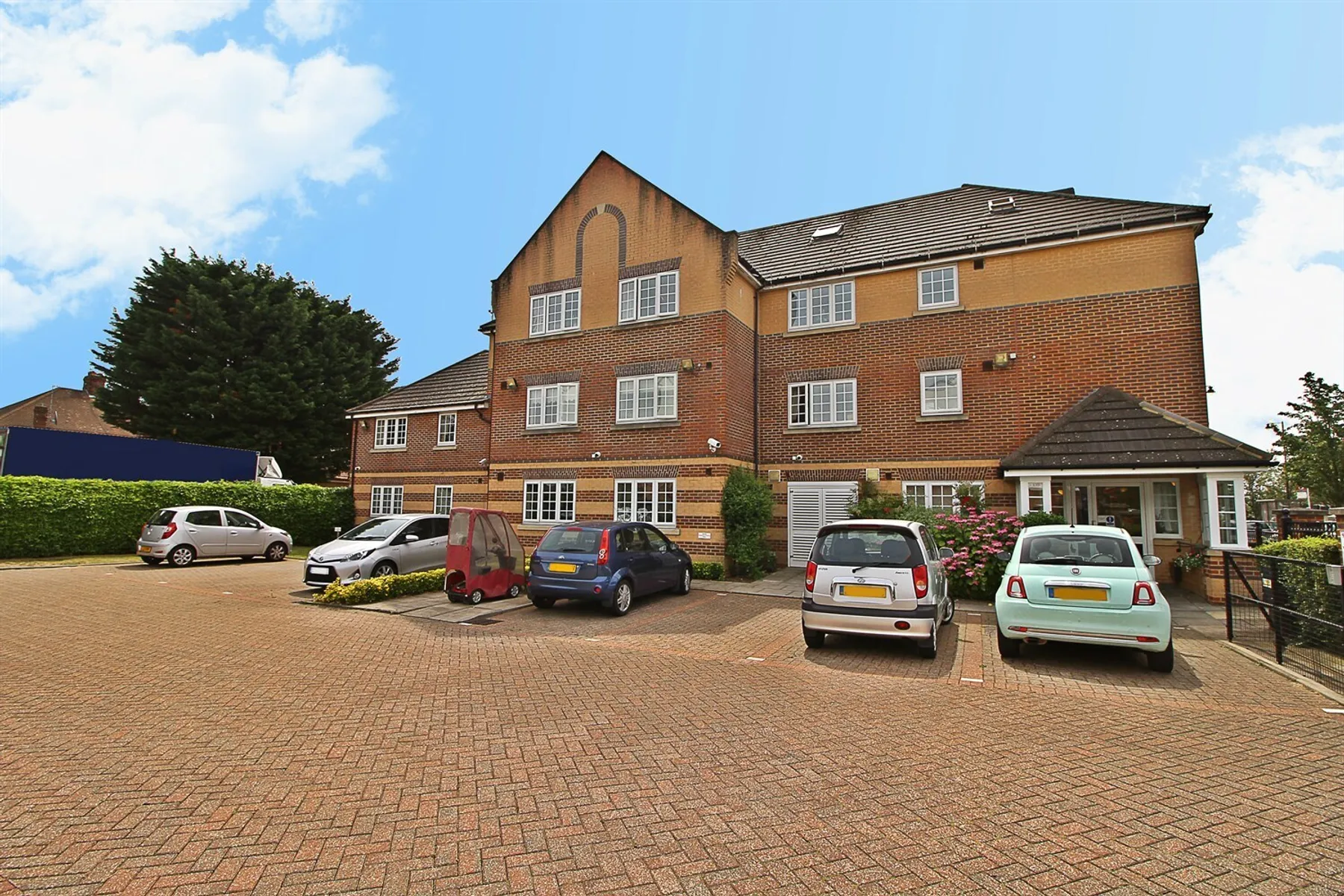 Flat Cockfosters Road in Greater London