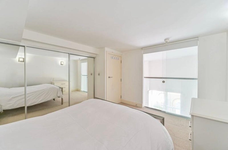 Room Duke of Wellington Avenue in Greater London
