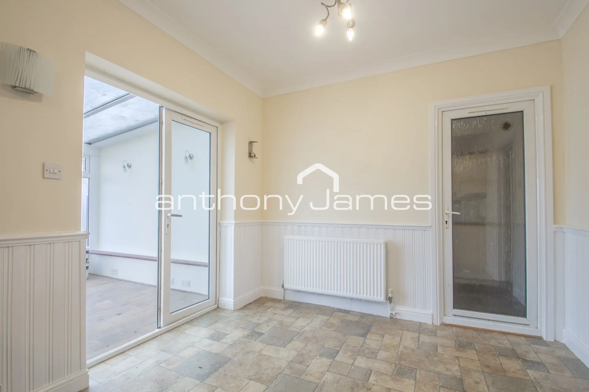 Flat Long Lane in Greater London
