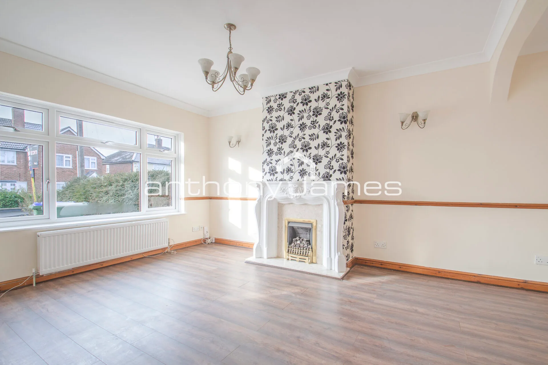 Flat Long Lane in Greater London