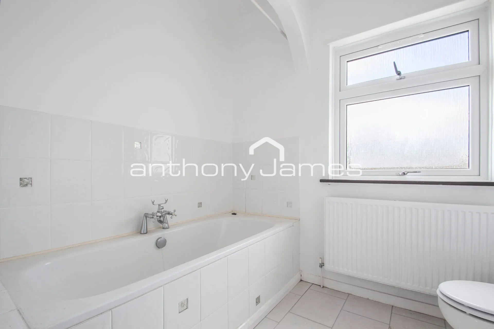 Flat Long Lane in Greater London