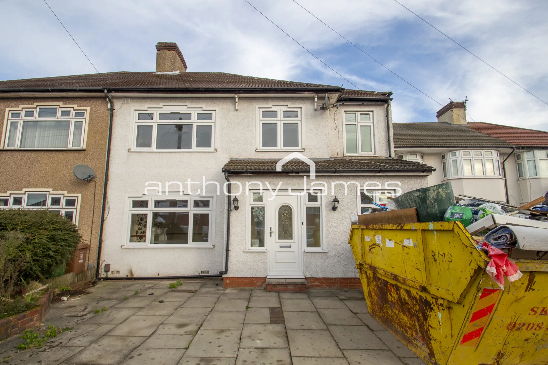 Flat Long Lane in Greater London