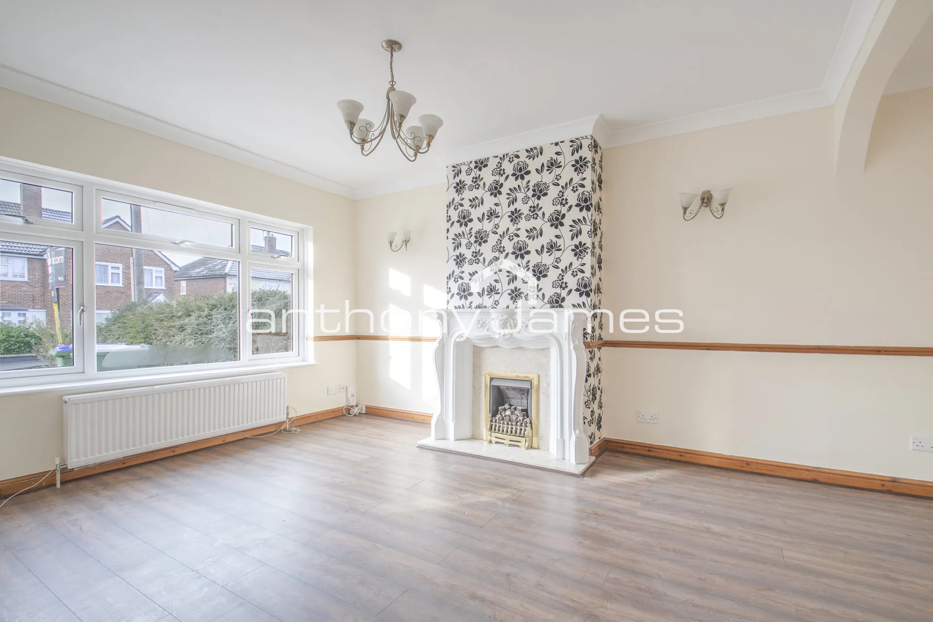 Flat Long Lane in Greater London