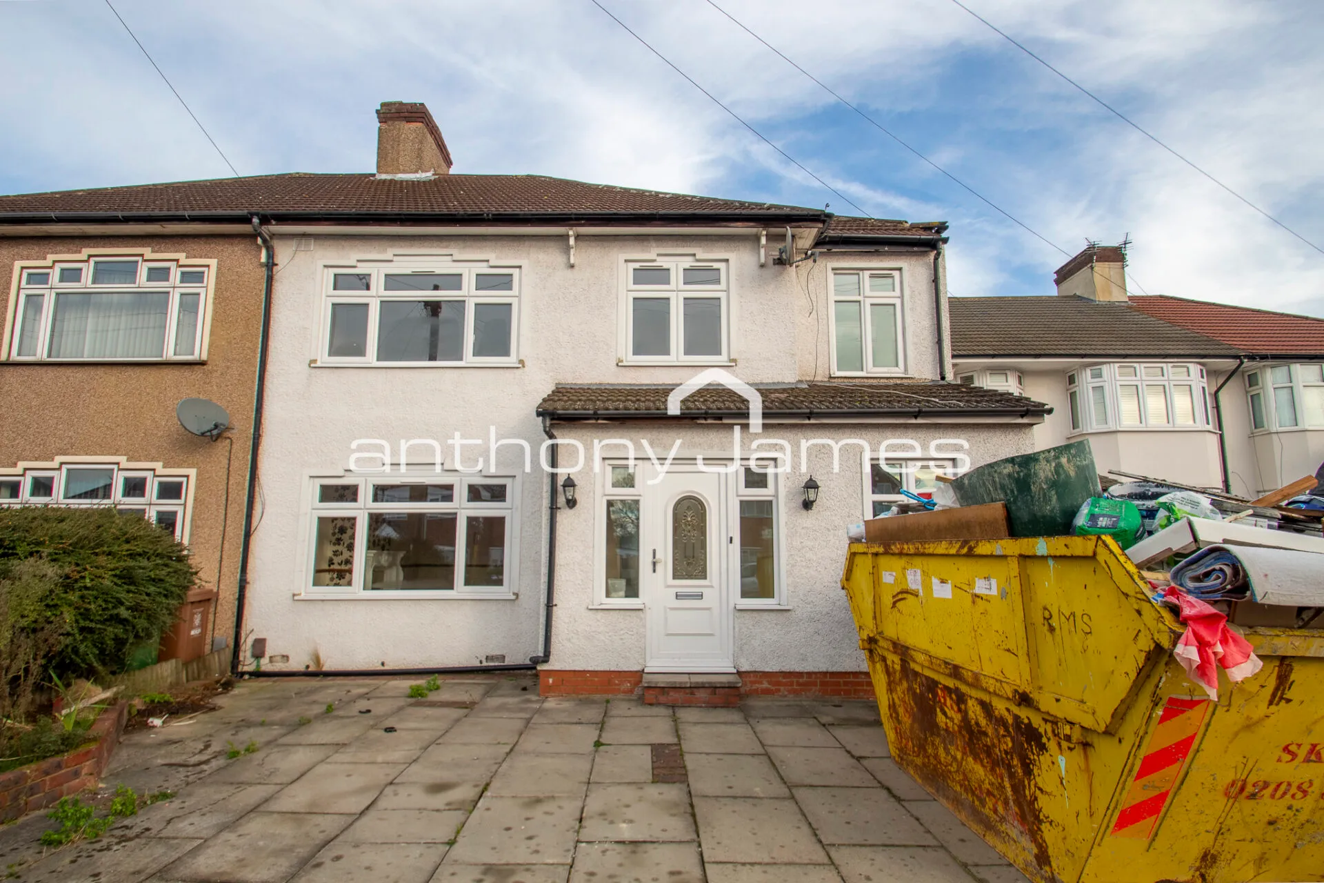 Flat Long Lane in Greater London