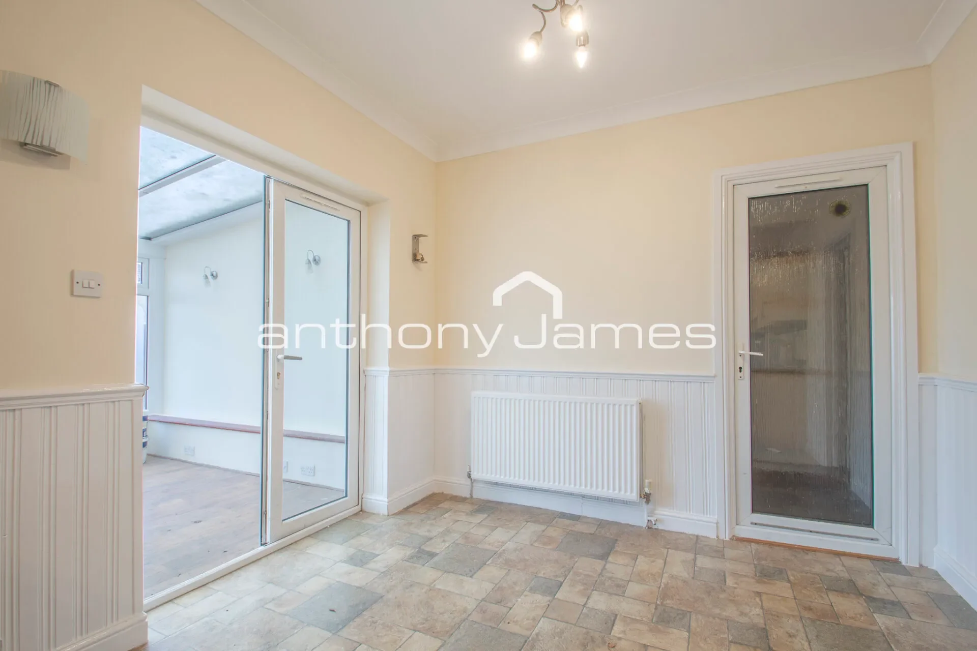 Flat Long Lane in Greater London