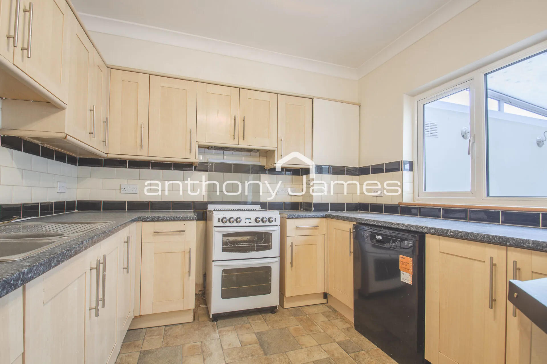 Flat Long Lane in Greater London
