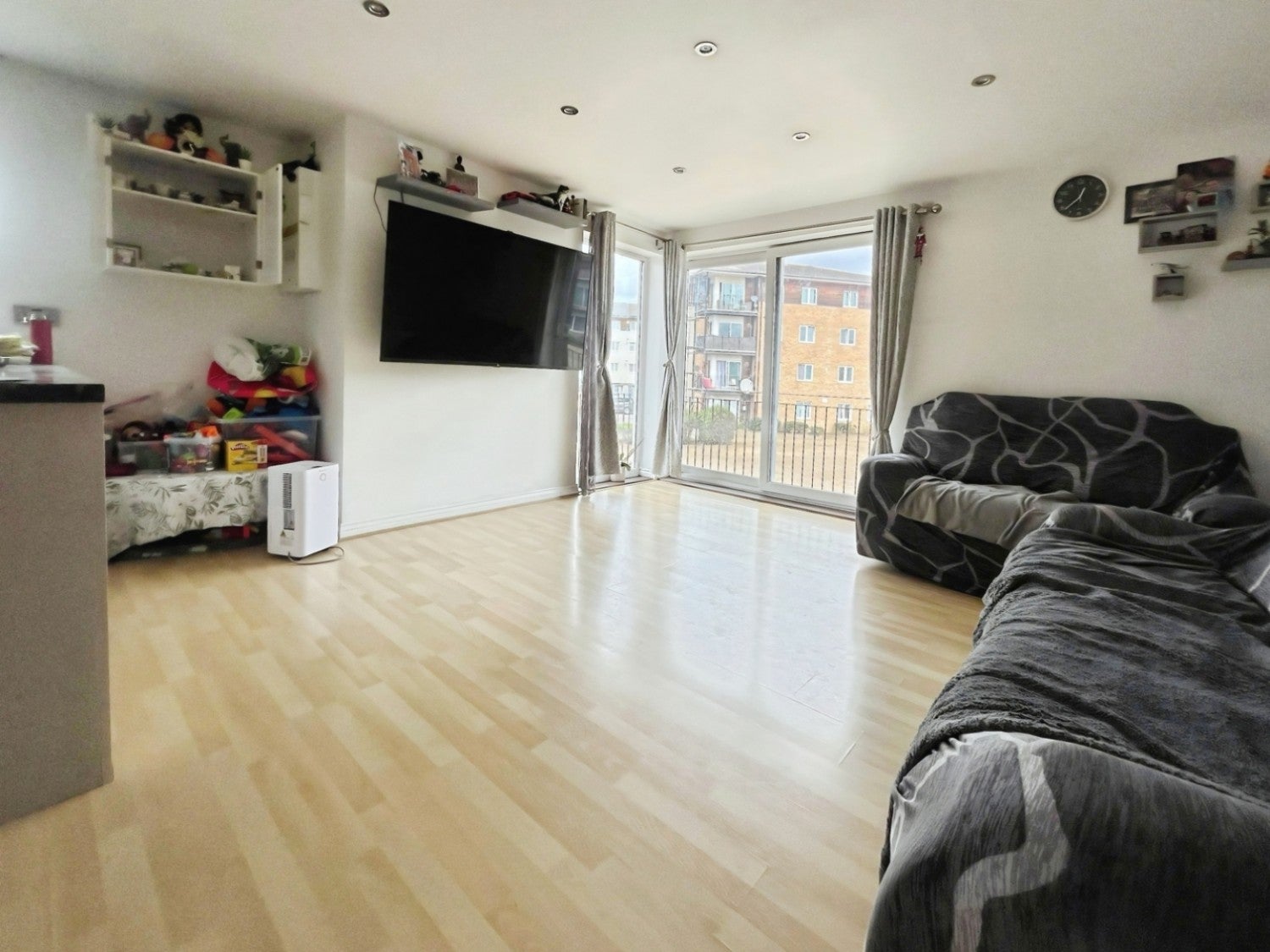 Flat Blackburn Way in Greater London