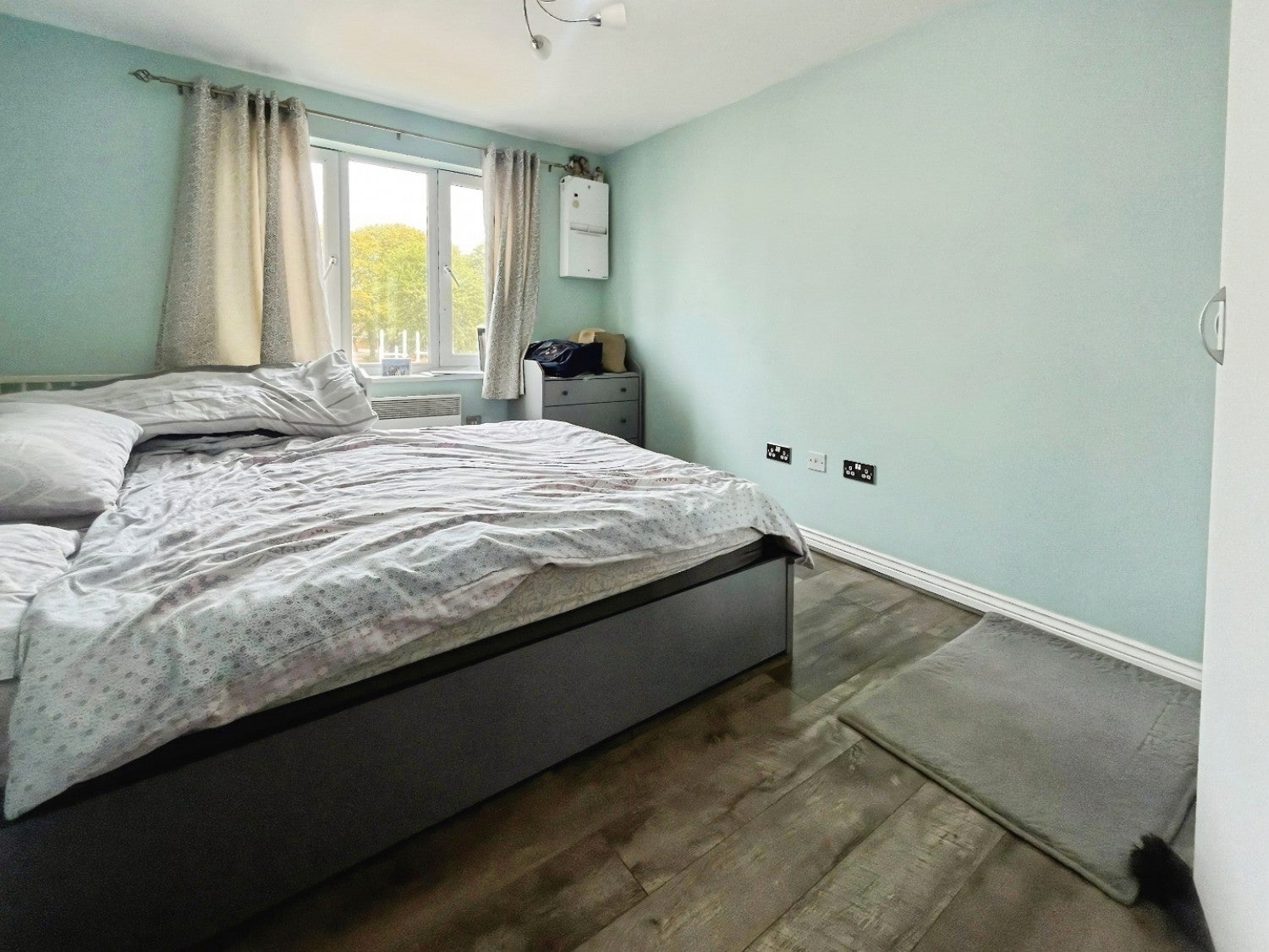 Flat Blackburn Way in Greater London