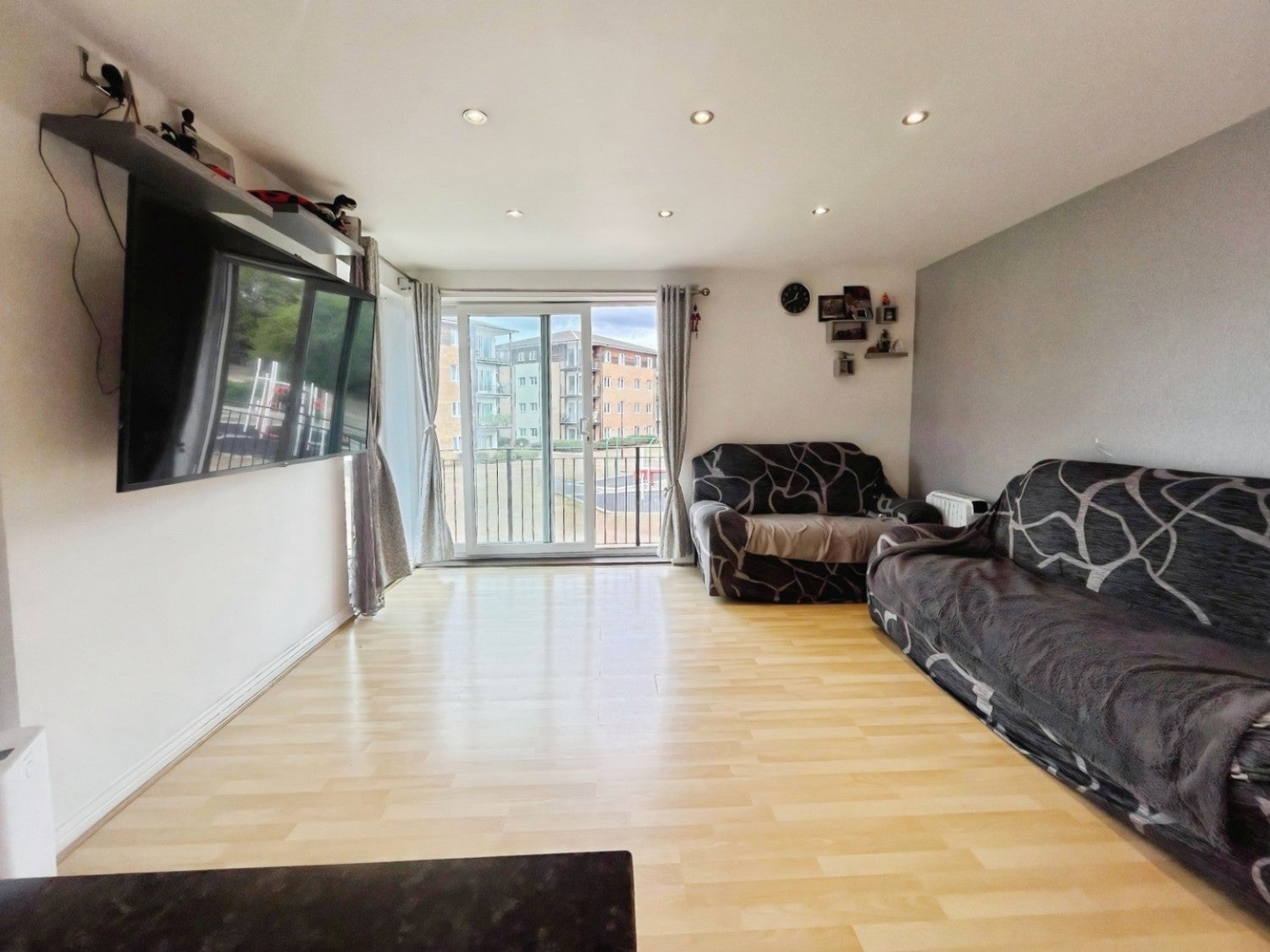Flat Blackburn Way in Greater London