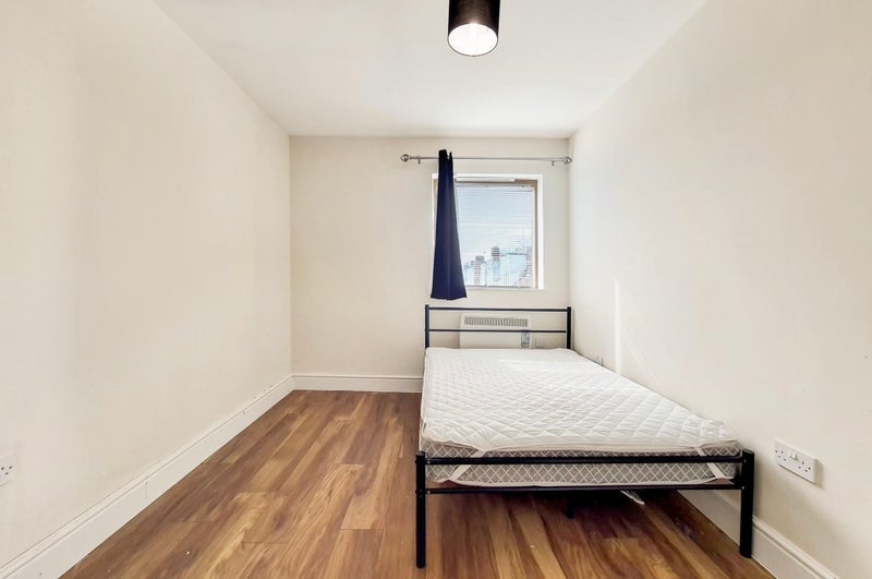 Flat Normanshire Drive in Greater London