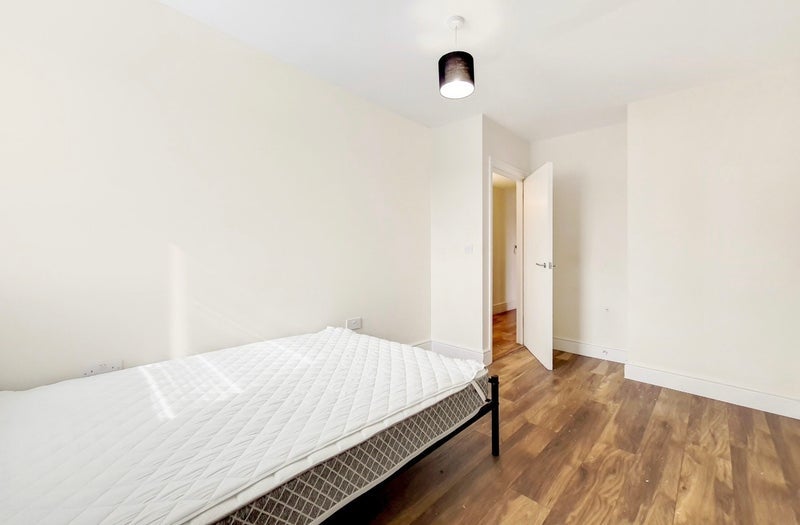 Flat Normanshire Drive in Greater London