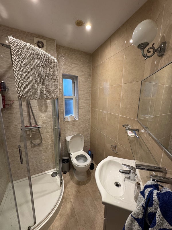 Room Warmington Road in Greater London